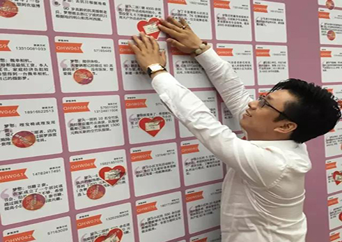 
張學(xué)旺董事長(zhǎng)參加奉賢區(qū)組織的&ldquo;圓夢(mèng)行動(dòng)在賢城&rdquo;愛(ài)心集市活動(dòng)